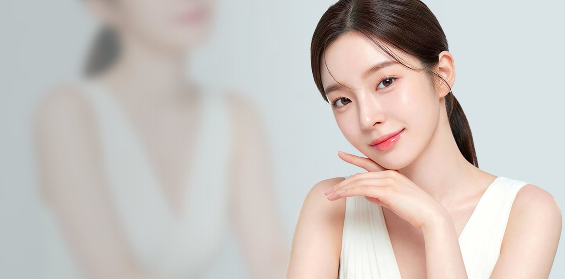 턱에 손을 괸 긴 머리 여성 모델(흰 민소매, 회청색 배경 — 왼쪽은 같은 모델의 흐린 잔상)